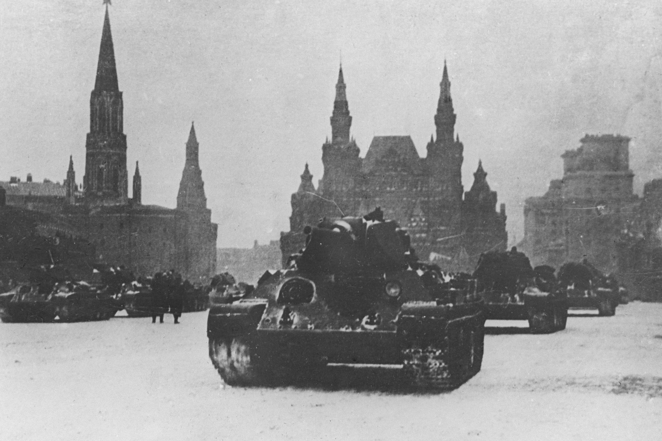 Парад 7 ноября 1941 года в москве. Парад на красной площади 7 ноября 1941 года. Битва за Москву 1941-1945. Битва за Москву 1941. Парад на красной площади 1941 битва за Москву.